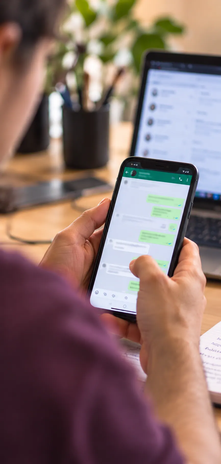 Pessoa conversando com uma empresa pelo WhatsApp no celular