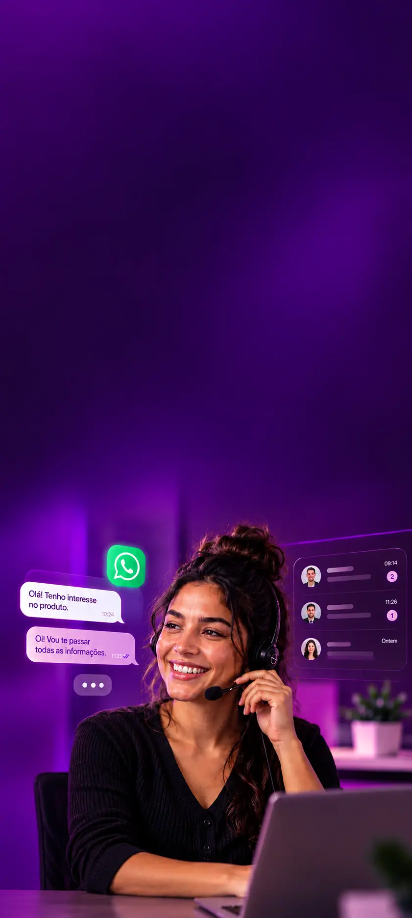 Atendente sorridente de headset responde clientes pelo WhatsApp